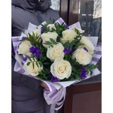Букет из белой розы и статицы